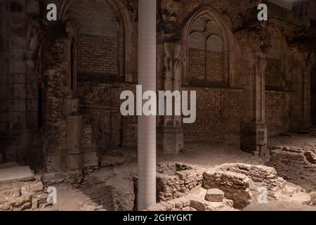 Vue intérieure de la ruine et reste de l'ancienne église au rez-de-chaussée de Kolumba à Cologne, Allemagne. Banque D'Images