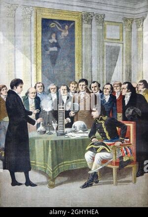 Le physicien italien Alessandro Volta démontre sa batterie à Napoléon à Paris, Banque D'Images