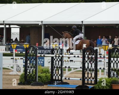 New York, EUA. 7 septembre 2021. ARQUIVES*** (NOUVEAU) Une victoire de célébrité au concours équestre classique de Hampton 2021 sur long Island à New York. 4 septembre 2021, Bridgehampton, NY, USA : Georgina Bloomberg, célèbre équestrian, héritière et fille de l'ancien maire de New York et milliardaire Tycoon Michael Bloomberg, prend la pièce maîtresse du Hampton Classic de cette année, pour son spectacle-saut élégant et élégant sur le circuit Hampton Classic de cette année. (Image de crédit : © Julia Mineeva/TheNEWS2 via ZUMA Press Wire) Banque D'Images