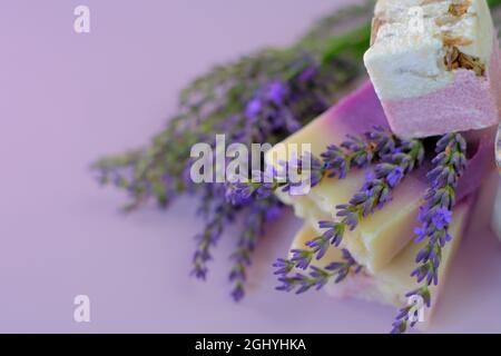 Lavande bombes de bain et savon, fleurs de lavande sur un fond violet clair.Spa et aromathérapie. Cosmétiques aux herbes avec extrait de lavande.Beauté et Banque D'Images