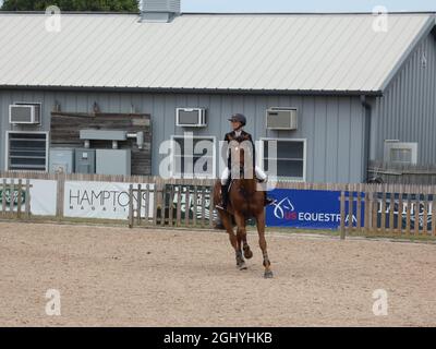 New York, EUA. 7 septembre 2021. ARQUIVES*** (NOUVEAU) Une victoire de célébrité au concours équestre classique de Hampton 2021 sur long Island à New York. 4 septembre 2021, Bridgehampton, NY, USA : Georgina Bloomberg, célèbre équestrian, héritière et fille de l'ancien maire de New York et milliardaire Tycoon Michael Bloomberg, prend la pièce maîtresse du Hampton Classic de cette année, pour son spectacle-saut élégant et élégant sur le circuit Hampton Classic de cette année. (Image de crédit : © Julia Mineeva/TheNEWS2 via ZUMA Press Wire) Banque D'Images