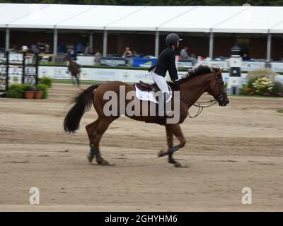 New York, EUA. 7 septembre 2021. ARQUIVES*** (NOUVEAU) Une victoire de célébrité au concours équestre classique de Hampton 2021 sur long Island à New York. 4 septembre 2021, Bridgehampton, NY, USA : Georgina Bloomberg, célèbre équestrian, héritière et fille de l'ancien maire de New York et milliardaire Tycoon Michael Bloomberg, prend la pièce maîtresse du Hampton Classic de cette année, pour son spectacle-saut élégant et élégant sur le circuit Hampton Classic de cette année. (Image de crédit : © Julia Mineeva/TheNEWS2 via ZUMA Press Wire) Banque D'Images