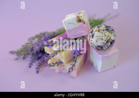 Lavande bombes de bain et savon.Spa et aromathérapie. Produits de beauté bio à base de plantes avec extrait de lavande.Beauté et détente Banque D'Images