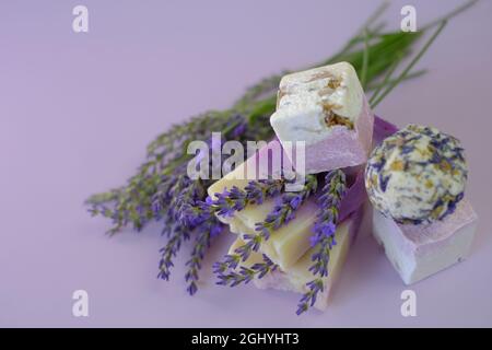 Lavande bombes et savon de bain, fleurs de lavande sur un fond violet clair.Spa et aromathérapie. Cosmétiques biologiques avec extrait de lavande.Beauté et Banque D'Images