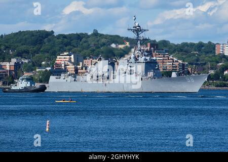 Halifax, Nouvelle-Écosse, Canada. 7 septembre 2021. Passez devant le Halifax He Atlantic le premier des navires alliés à sortir de l'USS Forrest Sherman DDG-98 un destroyer de missile guidé de la classe Arleigh Burke. Banque D'Images