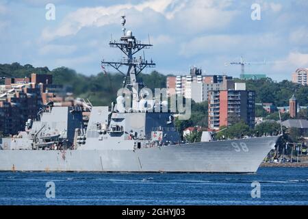 Halifax, Nouvelle-Écosse, Canada. 7 septembre 2021. Passez devant le port de Halifax dans le cadre de l'exercice d'entraînement Cutlass Fury 2021 au large de la côte atlantique du Canada. Le premier des navires alliés à sortir de l'USS Forrest Sherman DDG-98 un destroyer de missile guidé de classe Arleigh Burke. L'exercice un événement militaire semestriel majeur avec les alliés de l'OTAN les États-Unis, le Royaume-Uni et la France qui se joignent à la Marine canadienne vont travailler avec environ 50 à 100 milles au sud-est de Halifax dans diverses opérations de coopération d'entraînement. Credit: Meanderingemu/Alamy Live News Banque D'Images