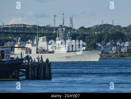 Halifax, Nouvelle-Écosse, Canada. 7 septembre 2021. Passez devant le port de Halifax dans le cadre de l'exercice d'entraînement Cutlass Fury 2021 au large de la côte atlantique du Canada. Le NCSM Toronto (FFH 333) frégate de classe Halifax traversant le port. L'exercice un événement militaire semestriel majeur avec les alliés de l'OTAN les États-Unis, le Royaume-Uni et la France qui se joignent à la Marine canadienne vont travailler avec environ 50 à 100 milles au sud-est de Halifax dans diverses opérations de coopération d'entraînement. Credit: Meanderingemu/Alamy Live News Banque D'Images