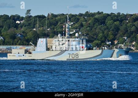 Halifax, Nouvelle-Écosse, Canada. 7 septembre 2021. NCSM Moncton un navire de défense côtière bédazzle dans le cadre de la deuxième Guerre mondiale peint une partie de Sail passé quittant le port de Halifax dans le cadre de l'exercice d'entraînement Cutlass Fury 2021 au large de la côte atlantique du Canada. L'exercice un événement militaire semestriel majeur avec les alliés de l'OTAN les États-Unis, le Royaume-Uni et la France qui se joignent à la Marine canadienne vont travailler avec environ 50 à 100 milles au sud-est de Halifax dans diverses opérations de coopération d'entraînement. Credit: Meanderingemu/Alamy Live News Banque D'Images