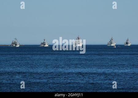 Halifax, Nouvelle-Écosse, Canada. 7 septembre 2021. Passez devant le port de Halifax dans le cadre de l'exercice d'entraînement Cutlass Fury 2021 au large de la côte atlantique du Canada. L'exercice un événement militaire semestriel majeur avec les alliés de l'OTAN les États-Unis, le Royaume-Uni et la France qui se joignent à la Marine canadienne vont travailler avec environ 50 à 100 milles au sud-est de Halifax dans diverses opérations de coopération d'entraînement. Credit: Meanderingemu/Alamy Live News Banque D'Images