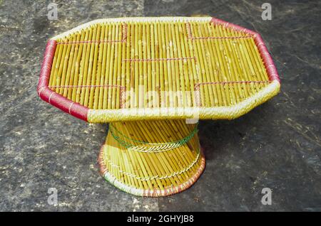 Attention sélective sur la belle CHAISE EN BAMBOU FAITE à LA MAIN avec corde rouge et jaune. Banque D'Images