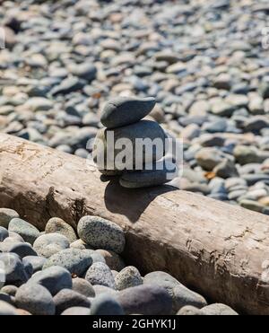 pile de pierres rondes équilibrées sur la plage. Vue sur la rue, photo de voyage, méditation de photo de concept Banque D'Images