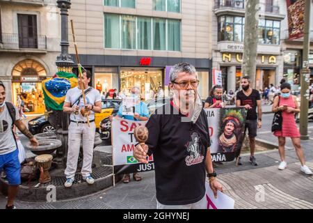 Un manifestant prend la parole au cours de la manifestation.le jour de l'indépendance du Brésil, le 7 septembre, le président du Brésil, Jair Bolsonaro, a convoqué ses partisans dans des manifestations dans tout le pays et fait naître des menaces pour la démocratie et un éventuel coup d'état. Divers groupes et partis politiques dans le pays ont réagi et ont appelé à des manifestations contre le président, à Barcelone un groupe de Brésiliens ont effectué un acte contre le président dans les Ramblas. (Photo de Thiago Prudencio/SOPA Images/Sipa USA) Banque D'Images