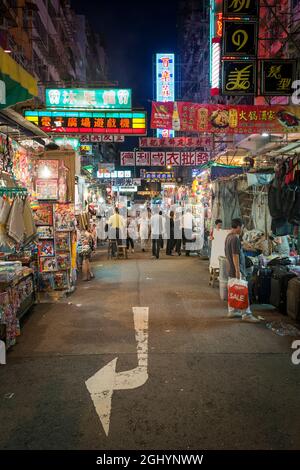 Un marché de rue la nuit à Sam Shui po, Kowloon, Hong Kong Banque D'Images