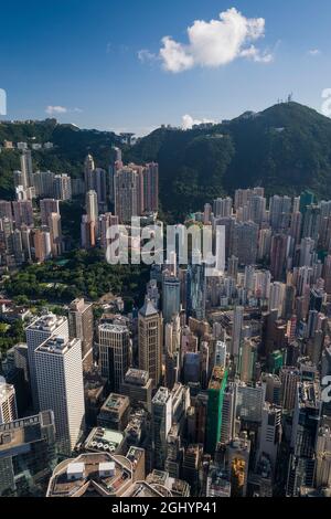 Les immeubles résidentiels en hauteur des maisons de niveau intermédiaire et de luxe sur le Peak, au-dessus des bâtiments commerciaux de Central, île de Hong Kong Banque D'Images