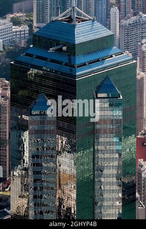 Détail des caractéristiques architecturales du Centre, un gratte-ciel commercial du Central, depuis le toit de 2ifc, le plus haut bâtiment de l'île de Hong Kong Banque D'Images