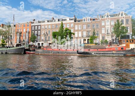 Amsterdam pays-Bas - août 17 2017 ; bateaux et bâtiments le long de la rivière Amstel dont un nommé Waltzing Matilda Banque D'Images