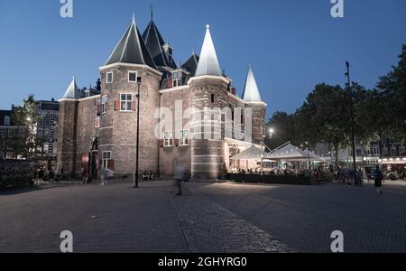 Amsterdam pays-Bas - août 17 2017 de Waagcastle comme un bâtiment du XVe siècle sur la place Nieuwmarkt, aujourd'hui un restaurant touristique populaire, il était original Banque D'Images