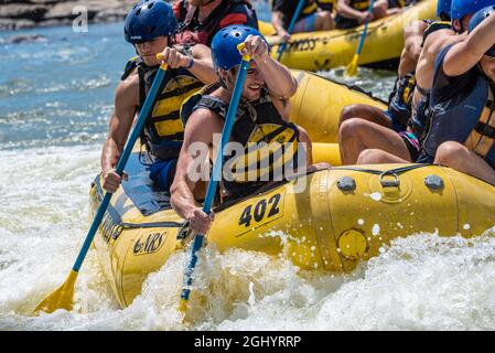 Rafting en eau vive sur la rivière Chattahoochee dans le centre-ville de Columbus, Géorgie. (ÉTATS-UNIS) Banque D'Images