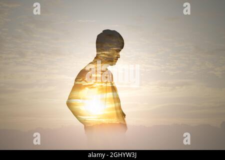 Portrait en double exposition de l'homme avec paysage de coucher de soleil. Banque D'Images