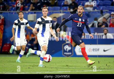 Lyon, France, 7 septembre 2021, Theo Hernandez de France, Leo Vaisanen de Finlande (à gauche) pendant la coupe du monde de la FIFA Qatar 2022, qualificatifs, match de football du Groupe D entre la France et la Finlande le 7 septembre 2021 au stade Groupama à Decines-Charpieu près de Lyon, France - photo Jean Catuffe / DPPI Banque D'Images