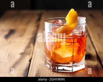 Cocktail Negroni sur une table en bois. Copier l'espace. Banque D'Images