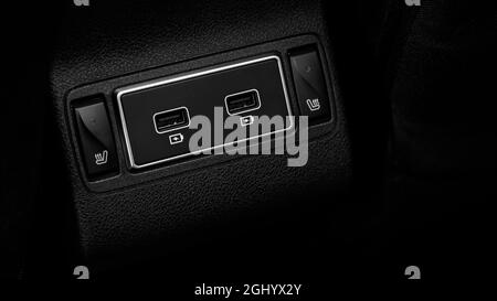 Deux ports USB et boutons de chauffage de siège dans le panneau de la voiture Banque D'Images