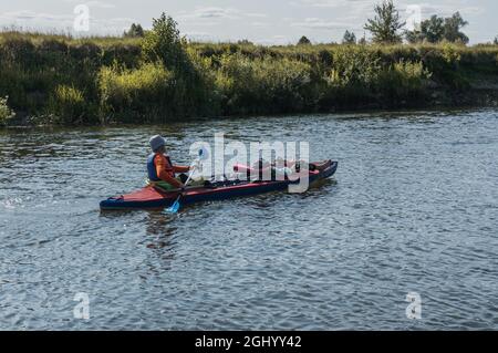 un homme sur un kayak flotte sur la rivière Banque D'Images