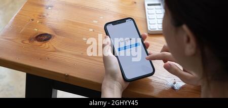 CHIANG MAI, THAÏLANDE - SEP 5 2021: Une femme tient Apple iPhone 12 avec l'application Instagram sur l'écran au café. Instagram est une application de partage de photos Banque D'Images