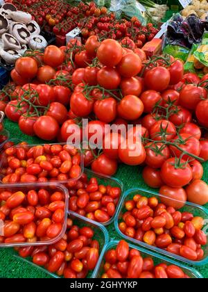 Tomates à vendre sur un marché le jour du marché dans la ville de Malton dans le North Yorkshire, Royaume-Uni. Banque D'Images