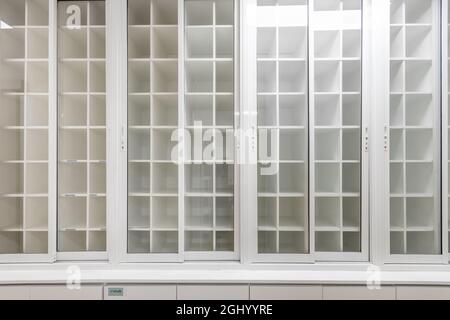 Gros plan sur la texture des armoires en bois blanc dans la maison Banque D'Images