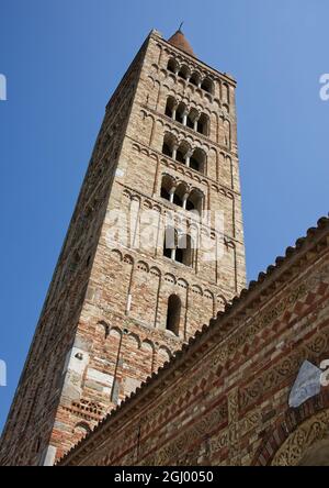 Clocher roman de l'abbaye de Pomposa (Abbazia di Pomposa) situé à Codigoro, Ferrara. L'abbaye de Pomposa est l'une des abbé médiévales les plus importantes Banque D'Images