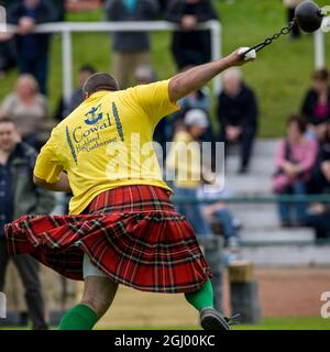 Un sportif sur le point de « lancer le marteau » au rassemblement de Cowal. Des Jeux traditionnels des Highlands se tiennent chaque année à Dunoon, en Écosse. Banque D'Images
