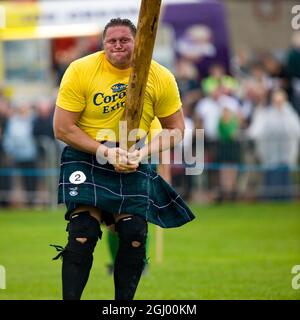 Sportsman à propos de "mélanger les Caber' au rassemblement. Cowal Jeux écossais traditionnel qui se tient chaque année à Dunoon en Ecosse Banque D'Images