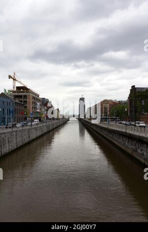 Bruxelles, Belgique - 16 juin 2013 : le canal de Bruxelles à Bruxelles, Belgique, par une journée d'été très nuageux. C'est une section de voie navigable en Belgique. Banque D'Images