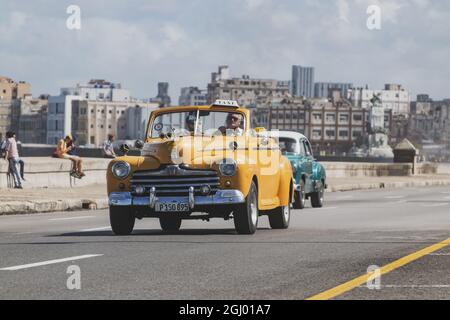 LA HAVANE, CUBA - 18 octobre 2018 : un point d'intérêt sélectif d'un taxi jaune vintage dans les rues de la Havane, cubaine Banque D'Images