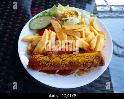 Berlin, Allemagne. 12 juillet 2020. Un currywurst avec sauce au curry, frites et salade pris le 12/07/2020 à Berlin. © PAR XAMAX Credit: XAMAX/dpa/Alay Live News Banque D'Images