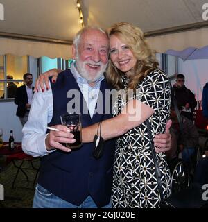 Berlin, Allemagne. 04e septembre 2021. L'acteur Dieter Hallervorden et sa petite amie Christiane Zander, ont pris le 04.09.2021 lors de la première de "Things I Know for sure" au Schlosspark Theatre de Berlin Steglitz. © PAR XAMAX Credit: XAMAX/dpa/Alay Live News Banque D'Images