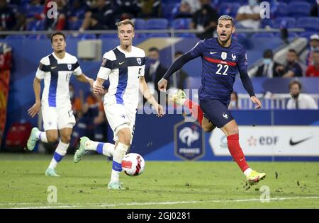 Theo Hernandez de France, Leo Vaisanen de Finlande (à gauche) lors de la coupe du monde de la FIFA Qatar 2022, qualificatifs, match de football du Groupe D entre la France et la Finlande le 7 septembre 2021 au stade Groupama à Decines-Charpieu près de Lyon, France Banque D'Images