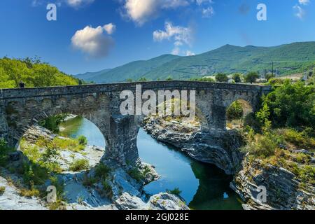 France, haute Corse (2B) Corte, vue aérienne du pont génoise d'Altiani avec trois arches sur le Tavignano Banque D'Images