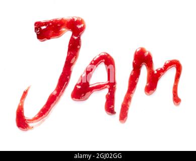 Signe écrit à la main avec le mot Jam dans la réserve de fruits rouges frais ou gelée isolée sur blanc Banque D'Images