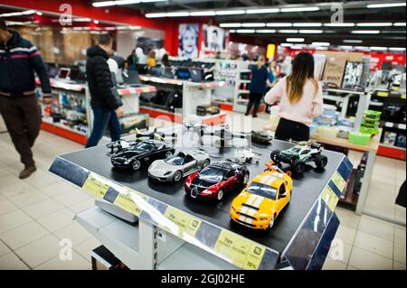 Kiev, Ukraine - 23 novembre 2018 : voitures jouets en magasin. Bugatti Veyron, Carrera GT, Ford Mustang, Mercedes-Benz SLR Banque D'Images