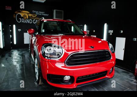 Kiev, Ukraine - 14 mai 2021: Voiture Red Mini Cooper Countryman au garage d'habillage. Banque D'Images