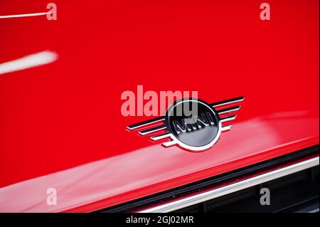 Kiev, Ukraine - 14 mai 2021 : logo Red Mini Cooper. Banque D'Images