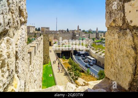 Jérusalem, Israël - 30 août 2021 : vue depuis les remparts de la vieille ville, avec les visiteurs, la porte de Jaffa, la Tour de David (Citadelle) et l'abbaye de la Dormition Banque D'Images