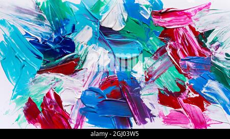 Couleur arrière-plan de peinture acrylique abstrait avec des traits de main bleus, blancs, verts et rouges Banque D'Images