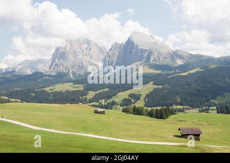 21 août 2021 : 21 août 2021 : deux huttes alpines sur le plateau de l'Alpe di Siusi, Italie Banque D'Images