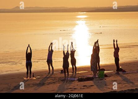 Portobello, Édimbourg, Écosse, Royaume-Uni. 8 septembre 2021. Exercice de yoga sur la plage Banque D'Images