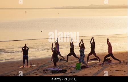 Portobello, Édimbourg, Écosse, Royaume-Uni. 8 septembre 2021. Exercice de yoga sur la plage Banque D'Images