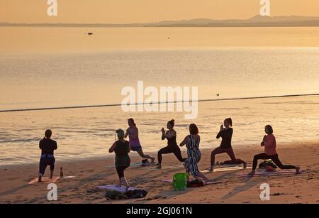 Portobello, Édimbourg, Écosse, Royaume-Uni. 8 septembre 2021. Exercice de yoga sur la plage Banque D'Images
