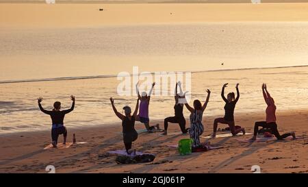 Portobello, Édimbourg, Écosse, Royaume-Uni. 8 septembre 2021. Exercice de yoga sur la plage Banque D'Images